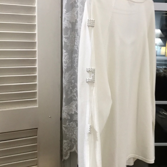 Smart top, lots of bling.  Great value,  styling. - Picture 6 of 8